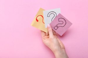 3枚の色の紙に書かれたハテナマーク