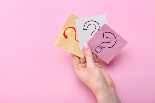 3枚の色の紙に書かれたハテナマーク