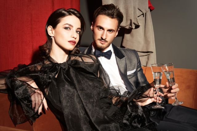 シャンパンで乾杯する男女