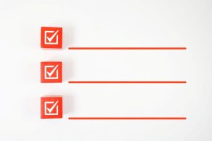 3つの赤いチェックマーク