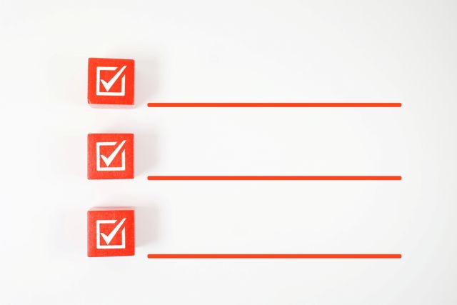 3つの赤いチェックマーク